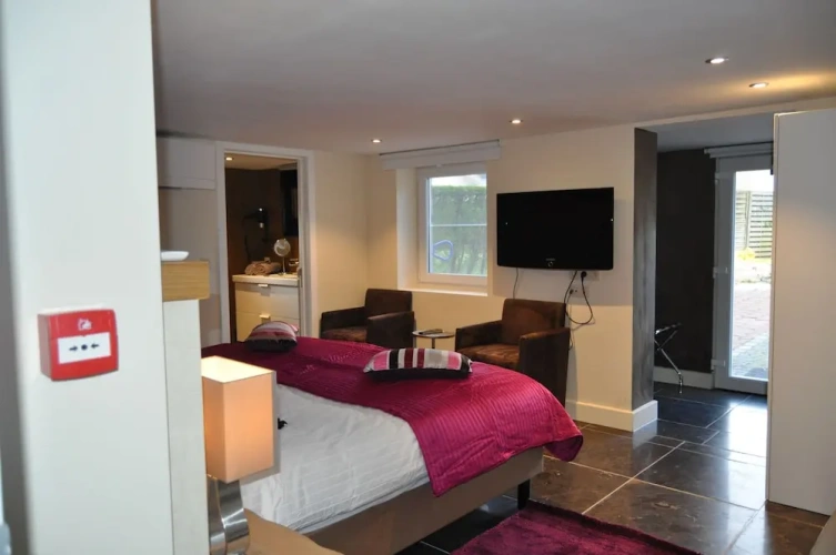 1 Bedroom Economy Triple Basement room