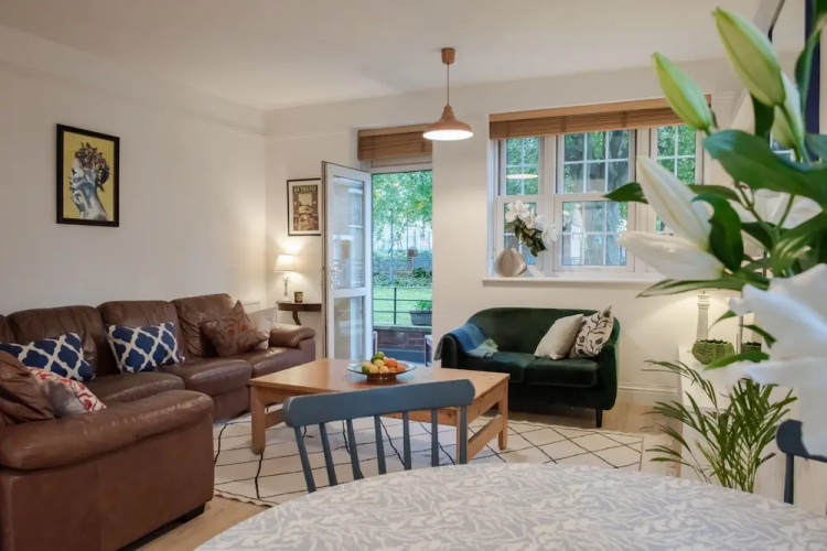Bright Two Bedroom Ground Floor Apartment