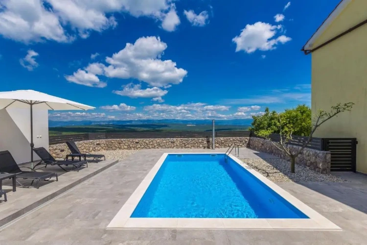 2 Bedrooms Villa
