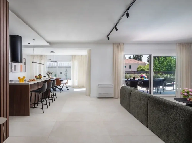 4 Bedrooms Villa with balcony