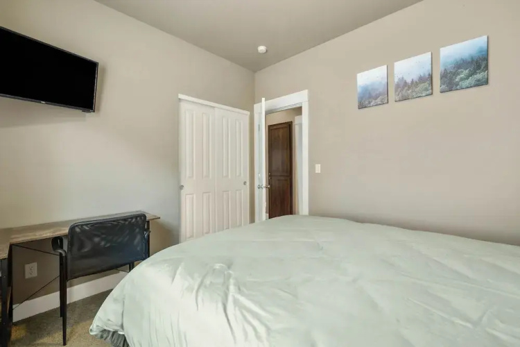 Hot-tub, Pet-friendly, 30 min to Mt Bachelor!