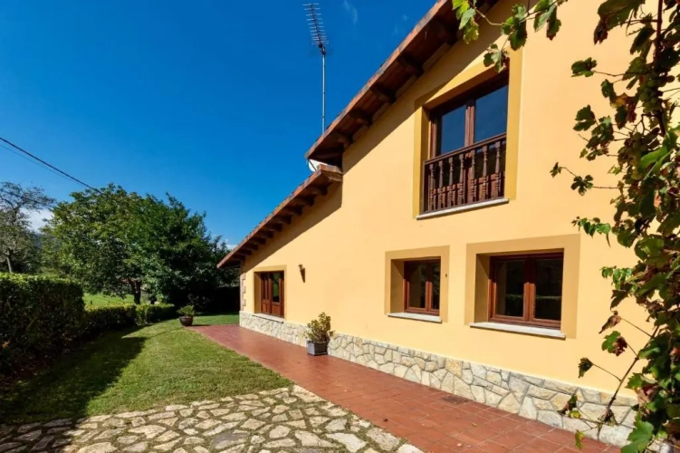 4 Bedrooms Cottage