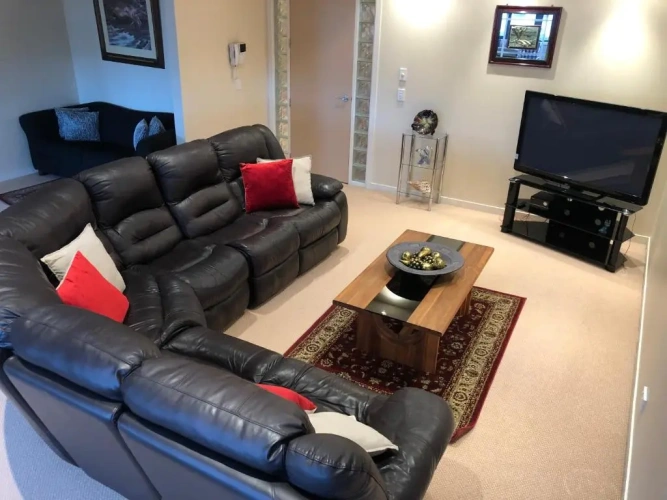 3 Bedrooms Apartment