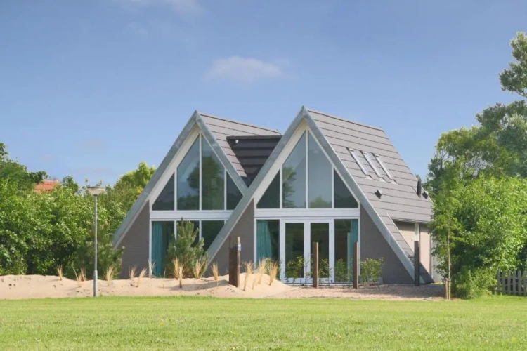 6 Bedrooms Villa