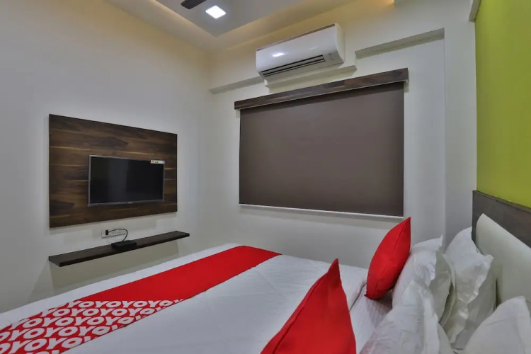 OYO 27930 Hotel Dev Palace