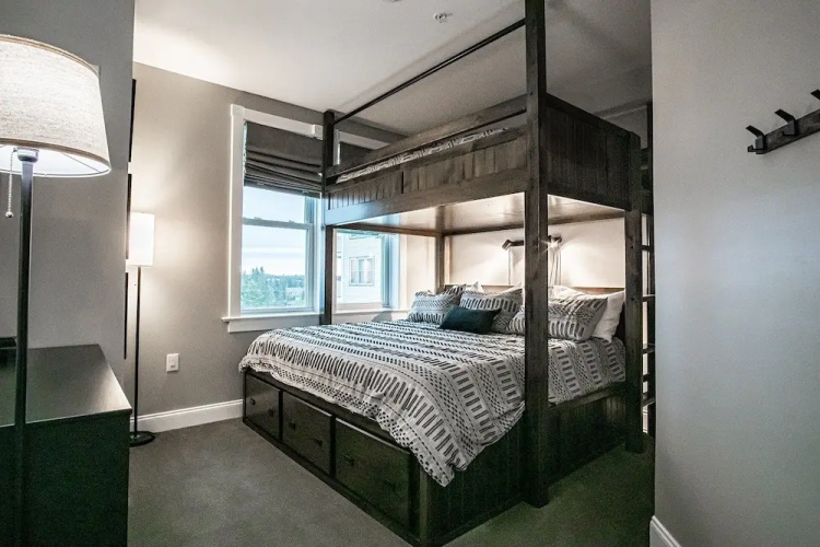 2 Br Seneca Condo 200 Beautiful Vista Views