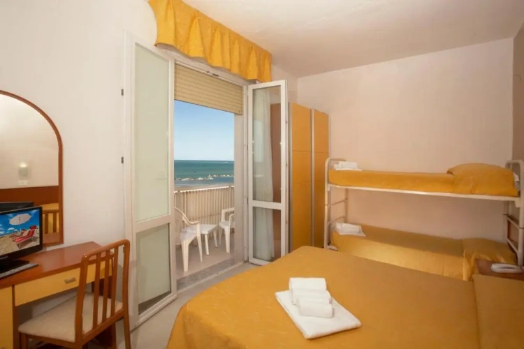 Standard Quadruple room with sea view