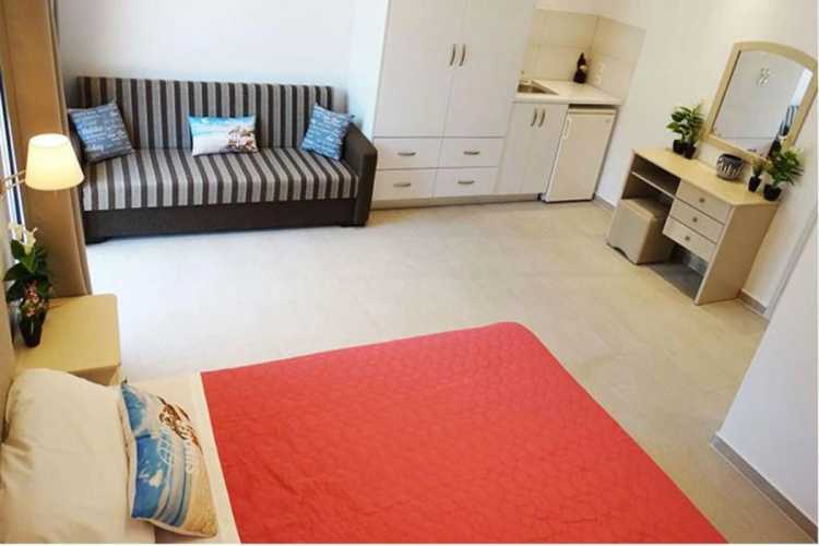 Makis Louvlis Apartments & Studios