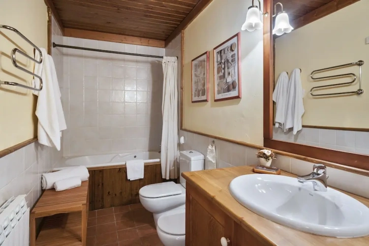 4 Bedrooms Cottage