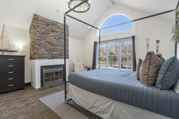 Foggy River Retreat For 16!