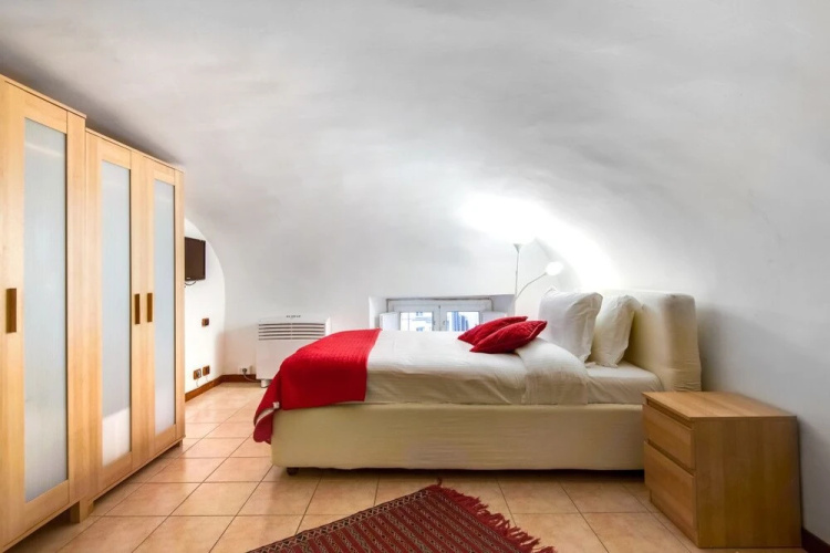 Large and Charming Flat Near Termini