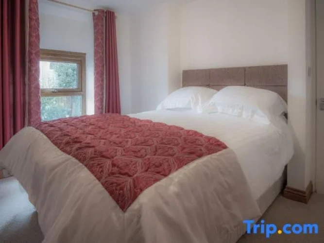 3 Bedrooms Apartment