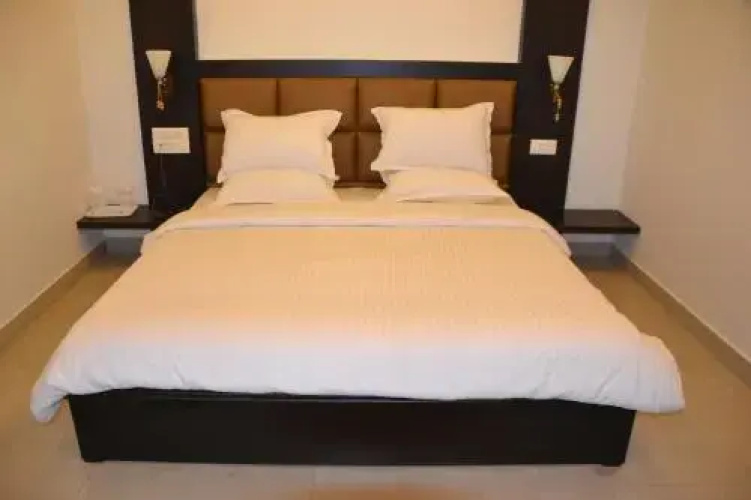 Hotel R R Inn