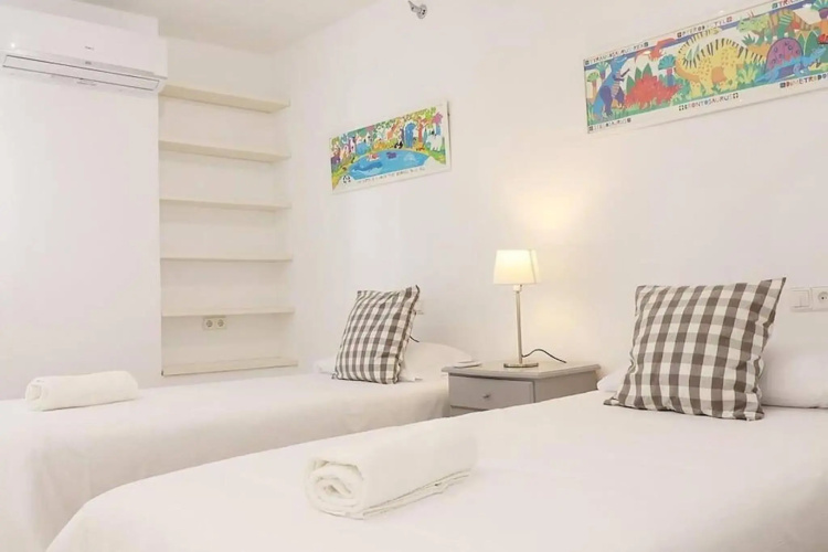 Amazing 3bedroom flat with seafront views & pool by SharingCo