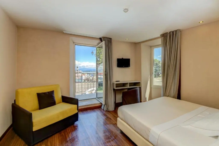 Deluxe room with balcony and with lake view