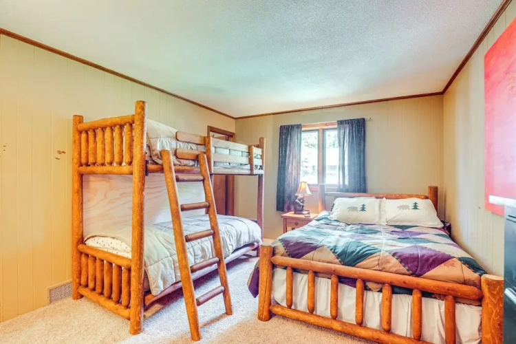 Lake Tomahawk Fall Retreat w/ Foliage & Lake Views