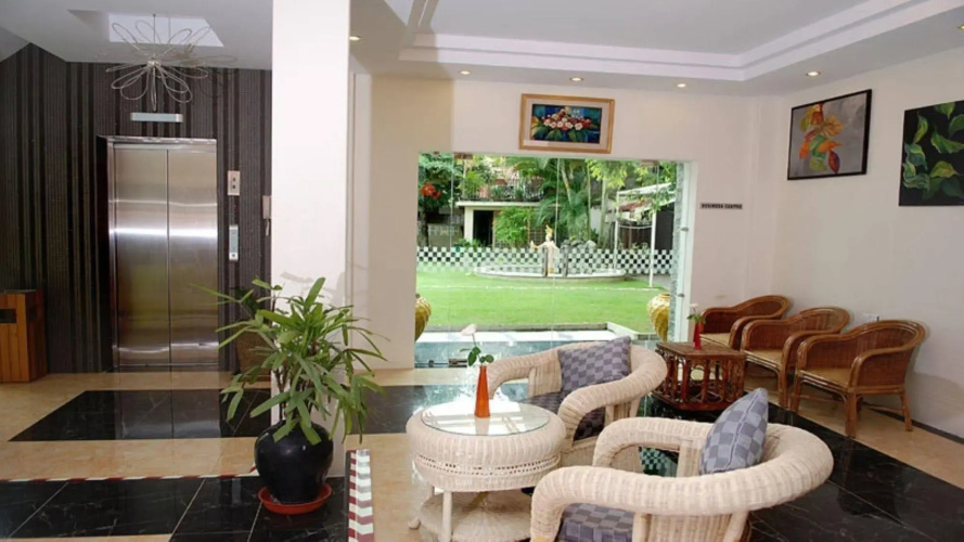 Holiday Hotel