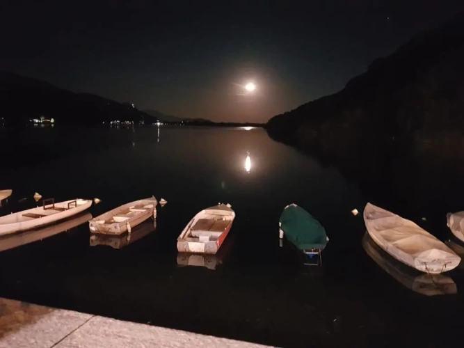2 Bedrooms Attic Apartment with lake view