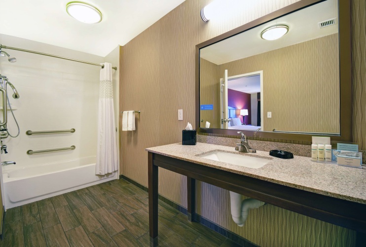 Hampton Inn & Suites Milwaukee/Franklin photo 11