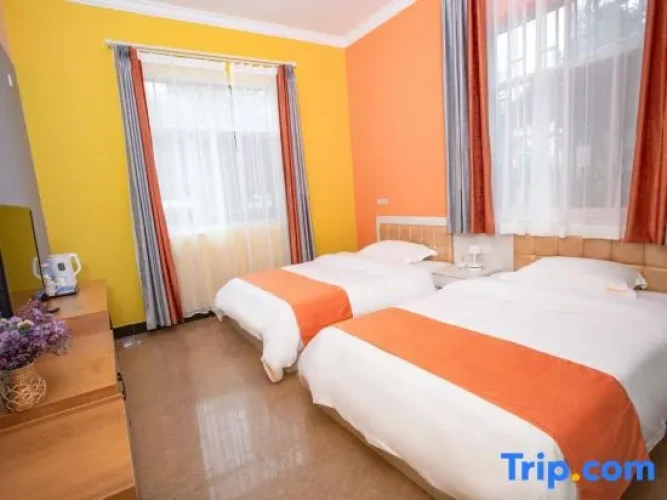 Standard Twin room with courtyard view