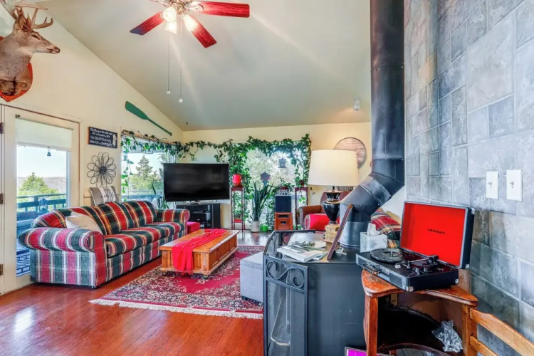'the Treehouse' in Cherokee Village: Deck & Views