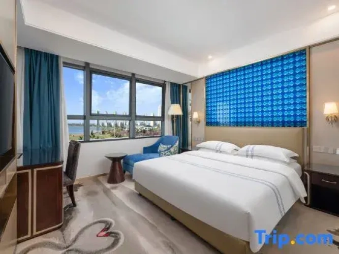 Deluxe Family Suite with lake view