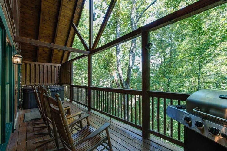 Holly Berry 4 Bedroom Home with Hot Tub