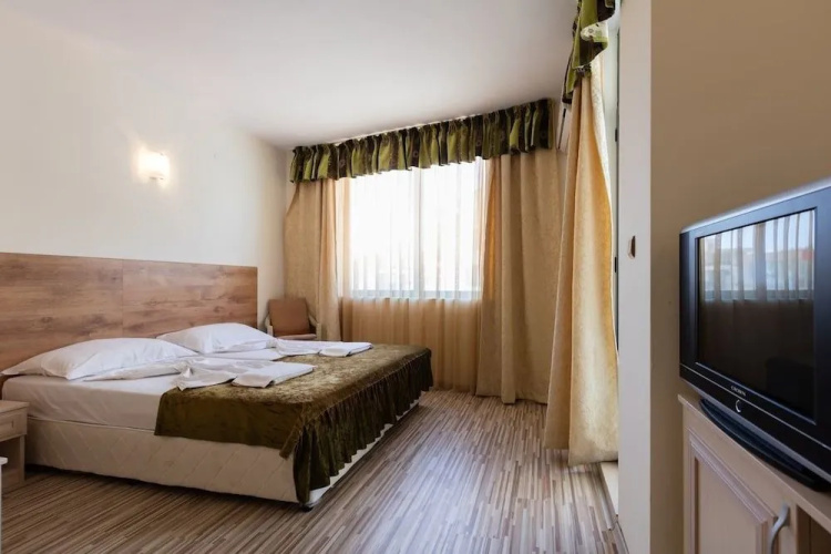 Studio for Family with Kitchenette and Pool view