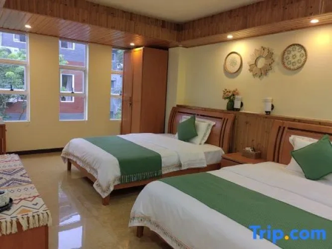 6 Bedrooms Villa