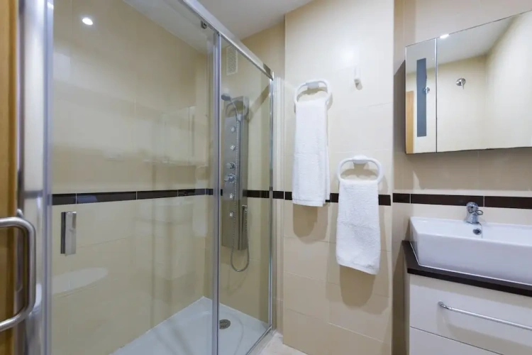 2 Bedrooms Apartment with partial sea view