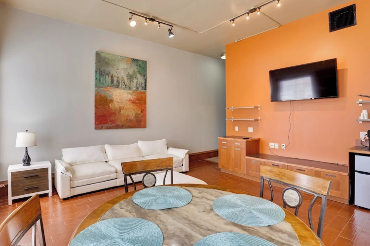 2 Bedrooms Apartment