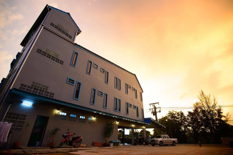Seabox Khaolak Hostel