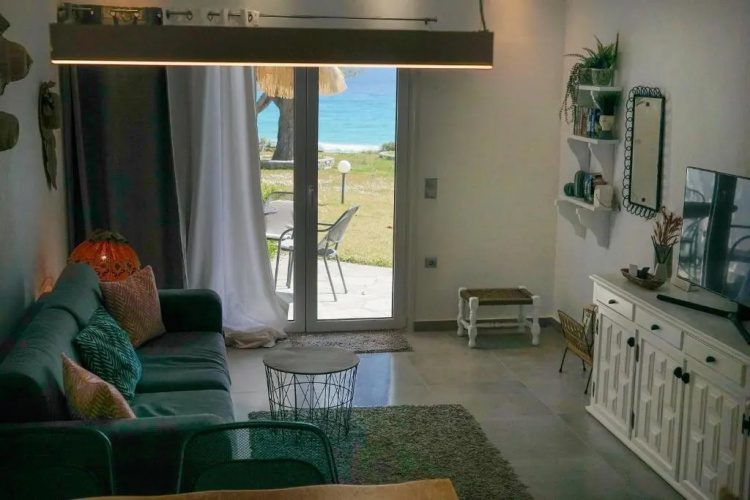 Delfini Villa, beachfront 2-bdrm maisonette