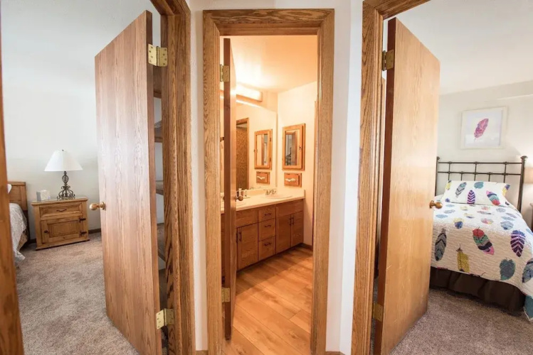 Top Floor 2Br Unit- Views of the Mountains - No Cleaning Fee!