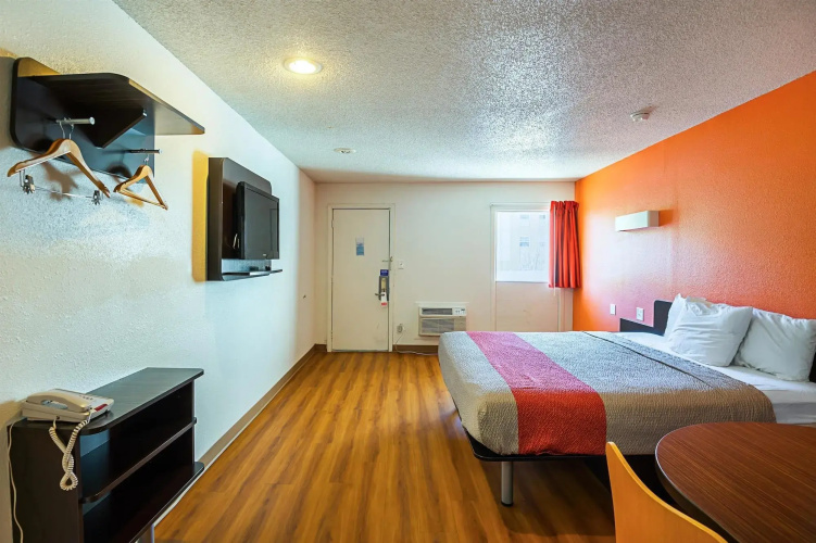 Motel 6-Blue Springs, MO