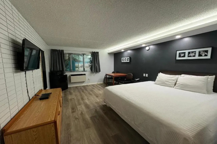 Canadiana Motor Inn