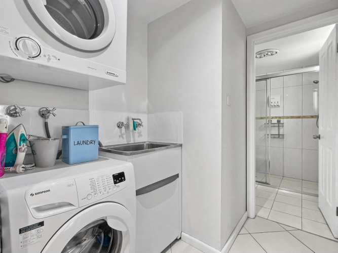 Central Armidale 2-Bedroom Apartment