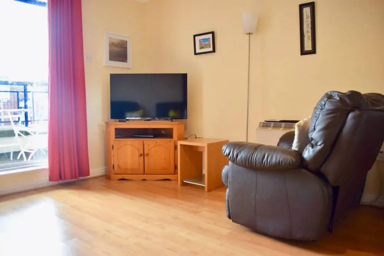 Colourful and Cosy 2 Bed in Ifsc With Balcony