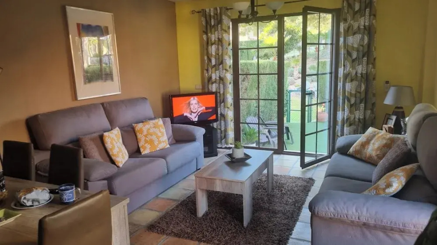 House - Sleeps 6 With Stunning Views