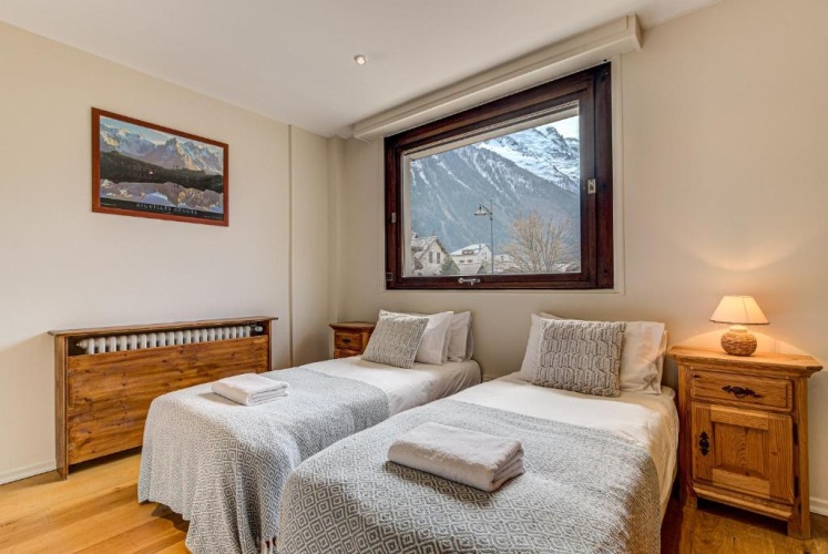 5 Bedrooms Apartment