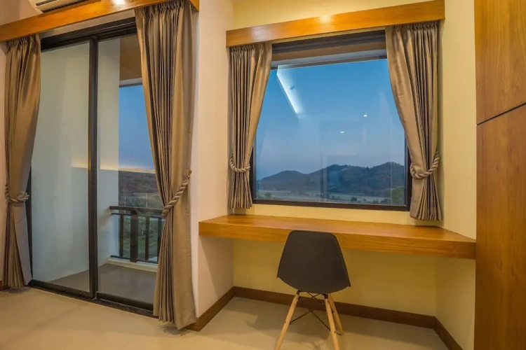 Deluxe Twin room with balcony