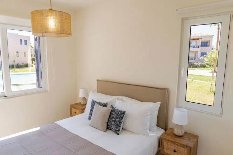 Phaedrus Living: Seaside Thalassa Cretan 102
