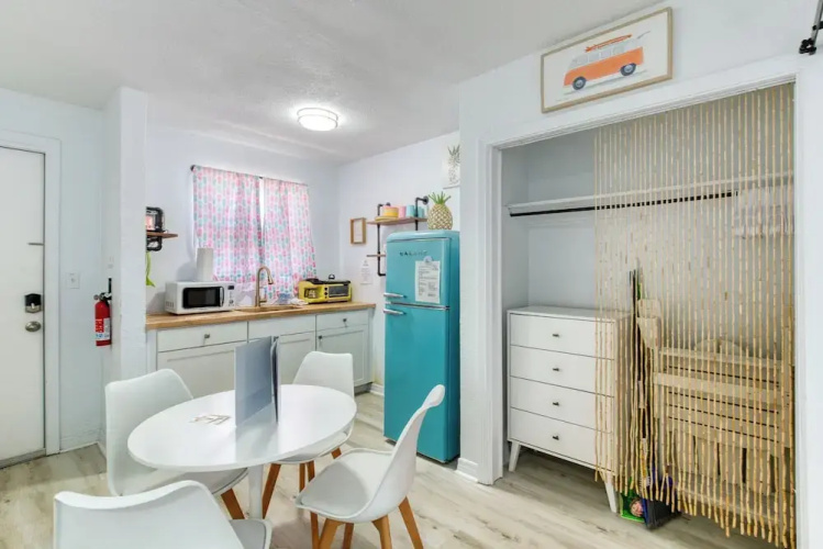 Pineapple Shores Retro Inn