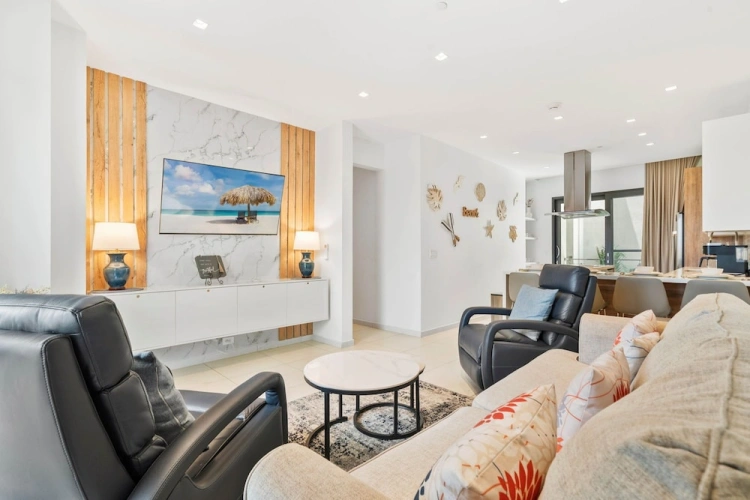 3 Bedrooms Standard Family room with balcony