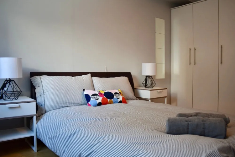 Central 2 Bedroom Flat With Balcony Views