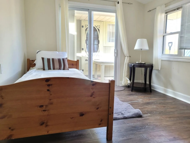 Pines Bay Waterfront Cottage With Hot tub