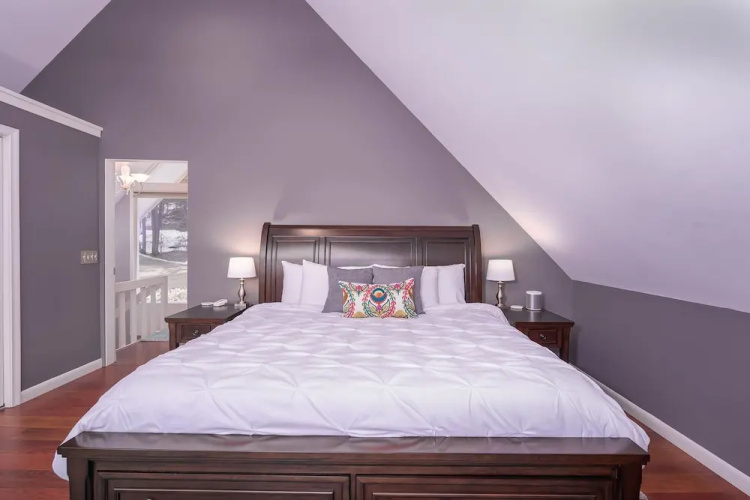 Classic Stowe Ski 3 Bedroom Chalet by RedAwning