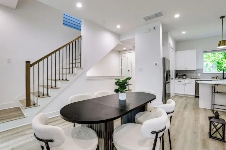 Townhome 2 Mi to Hermann Park, Zoo & Museums!