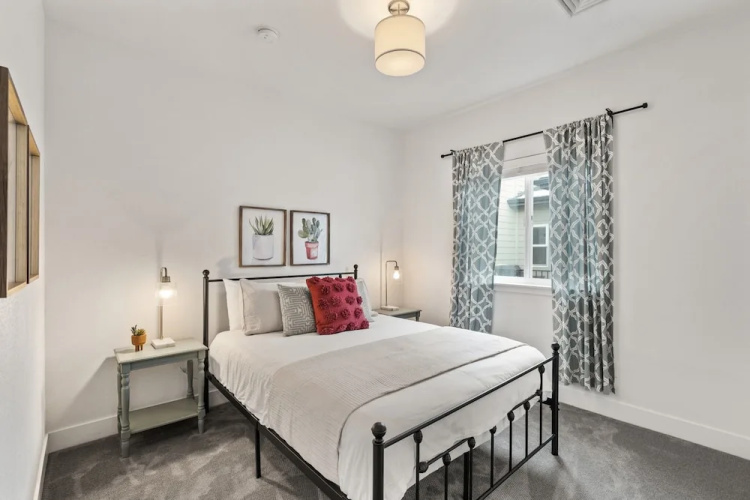 Steps From River & Old Town - Hot Tub & King Bd