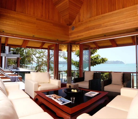 6 Bedrooms Villa